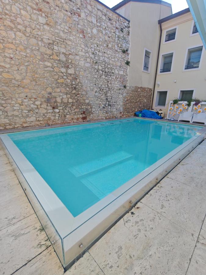 Piscina di Residenza Ai Capitelli o nelle vicinanze