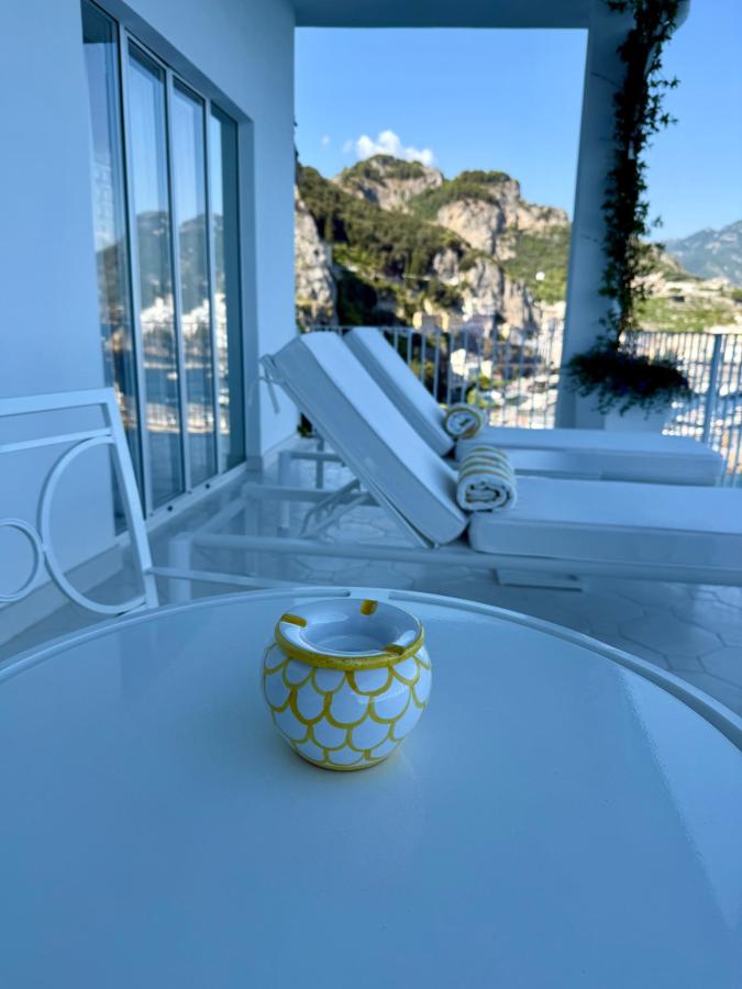 Vista generica sulle montagne o vista sulle montagne dall'interno dell'hotel