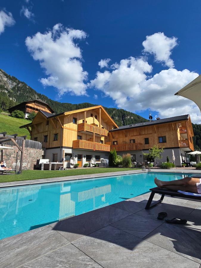 Vista generica sulle montagne o vista sulle montagne dall'interno dell'hotel