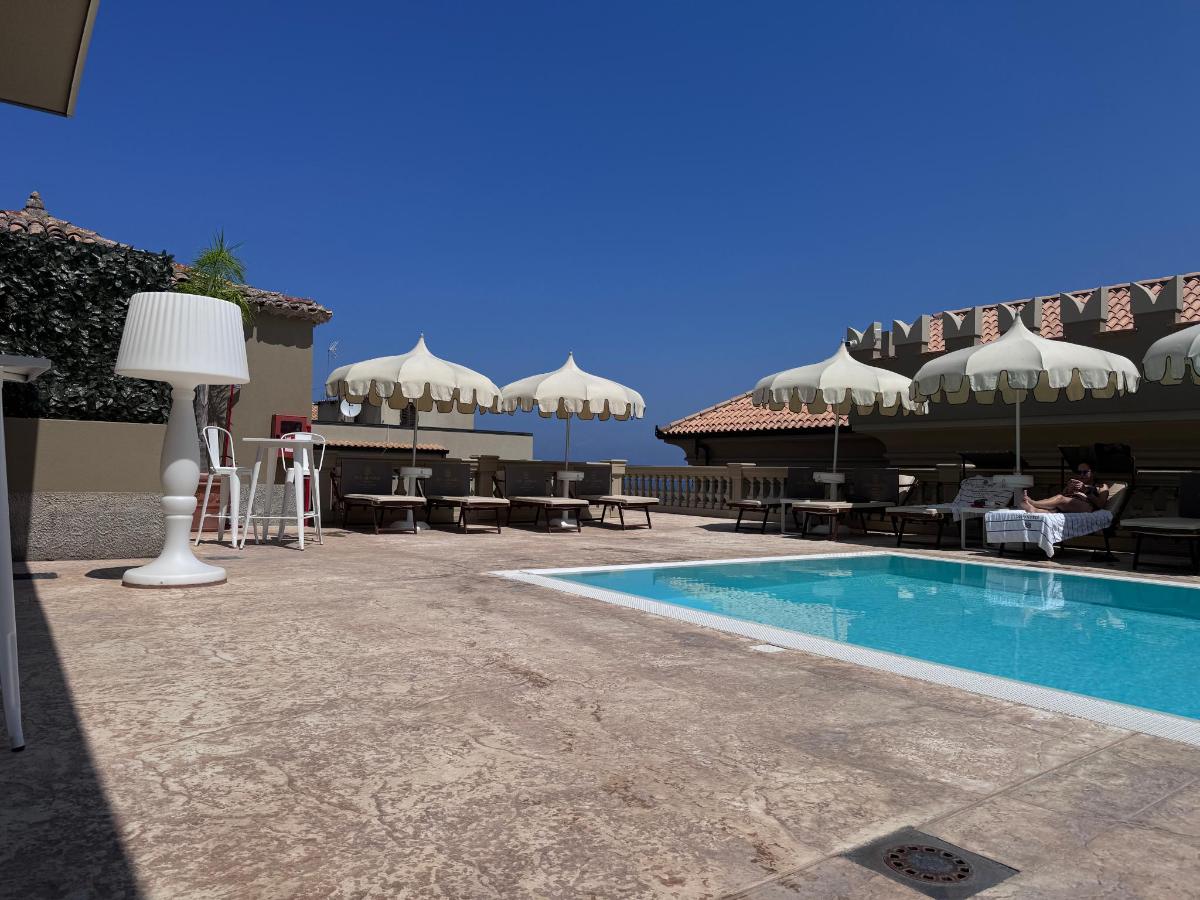 Piscina di Sui Generis Tropea Luxury Rooms o nelle vicinanze