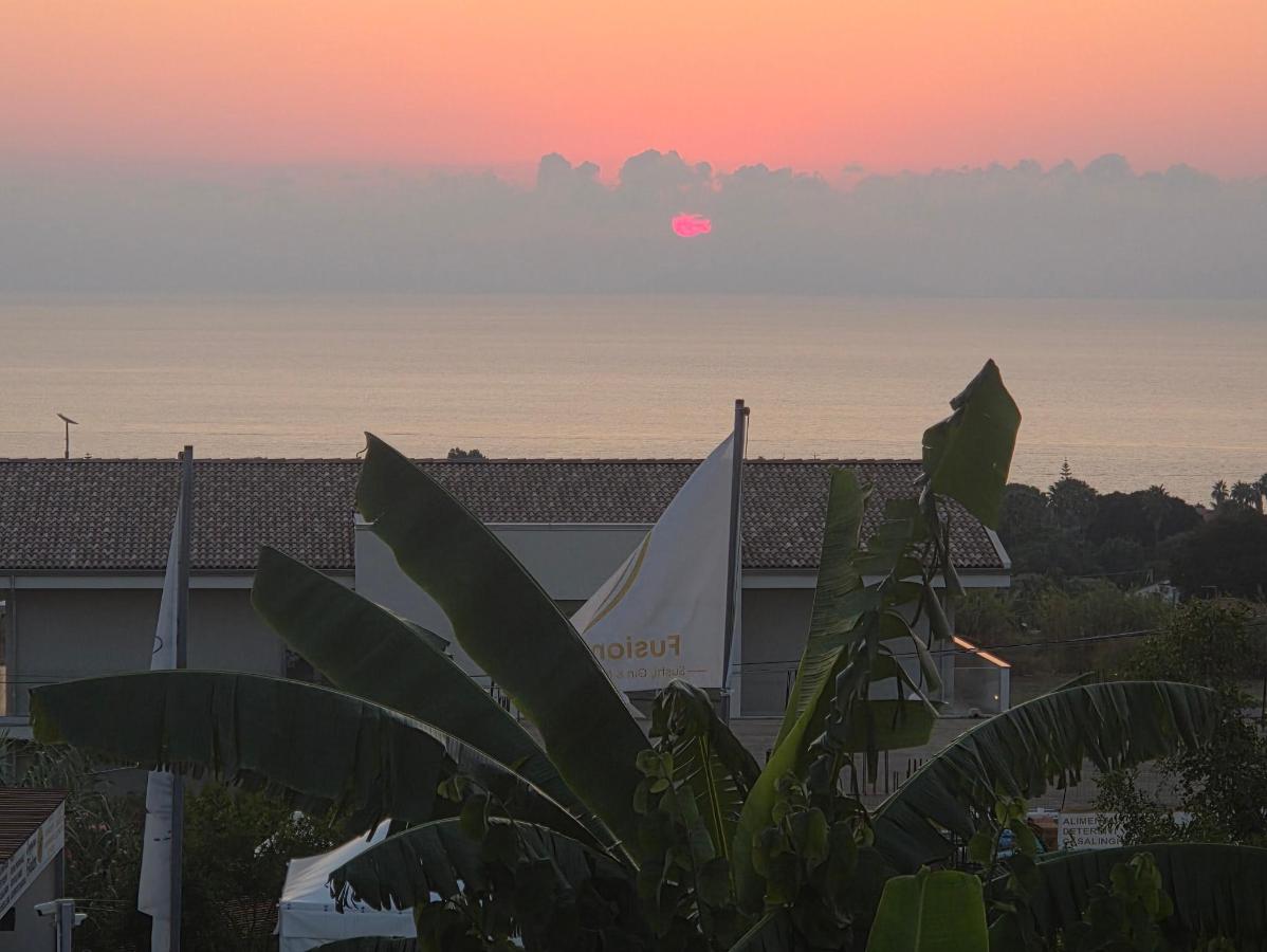 Alba o tramonto visti dall'interno dell'hotel o dai dintorni