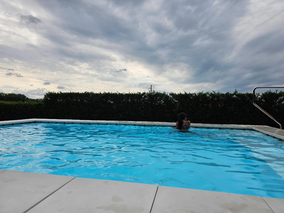 Piscina di Agriturismo Corte Albarel o nelle vicinanze