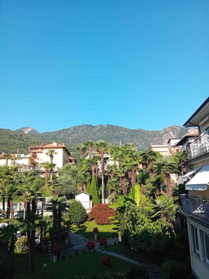 Vista generica sulle montagne o vista sulle montagne dall'interno dell'hotel