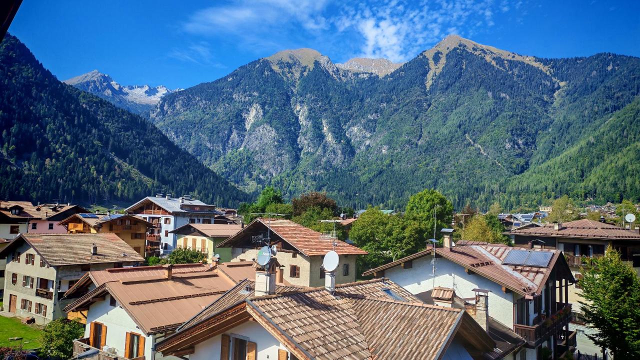Vista generica sulle montagne o vista sulle montagne dall'interno dell'hotel