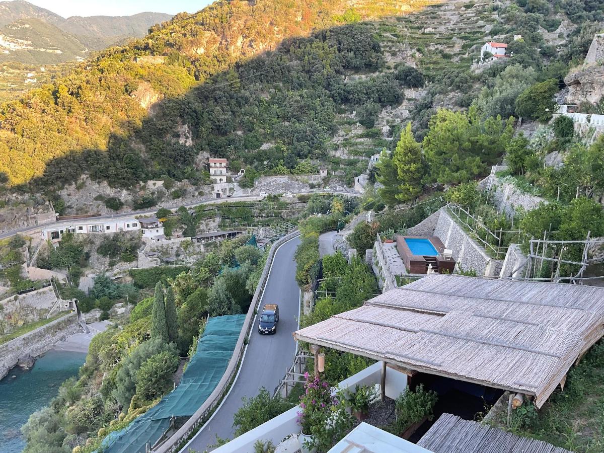 Vista generica sulle montagne o vista sulle montagne dall'interno della casa vacanze