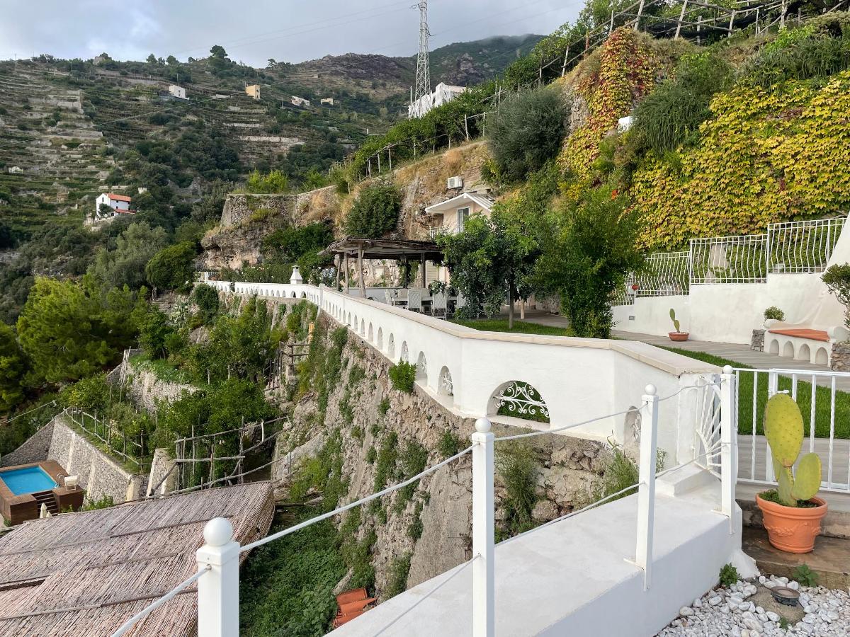 Vista generica sulle montagne o vista sulle montagne dall'interno della casa vacanze
