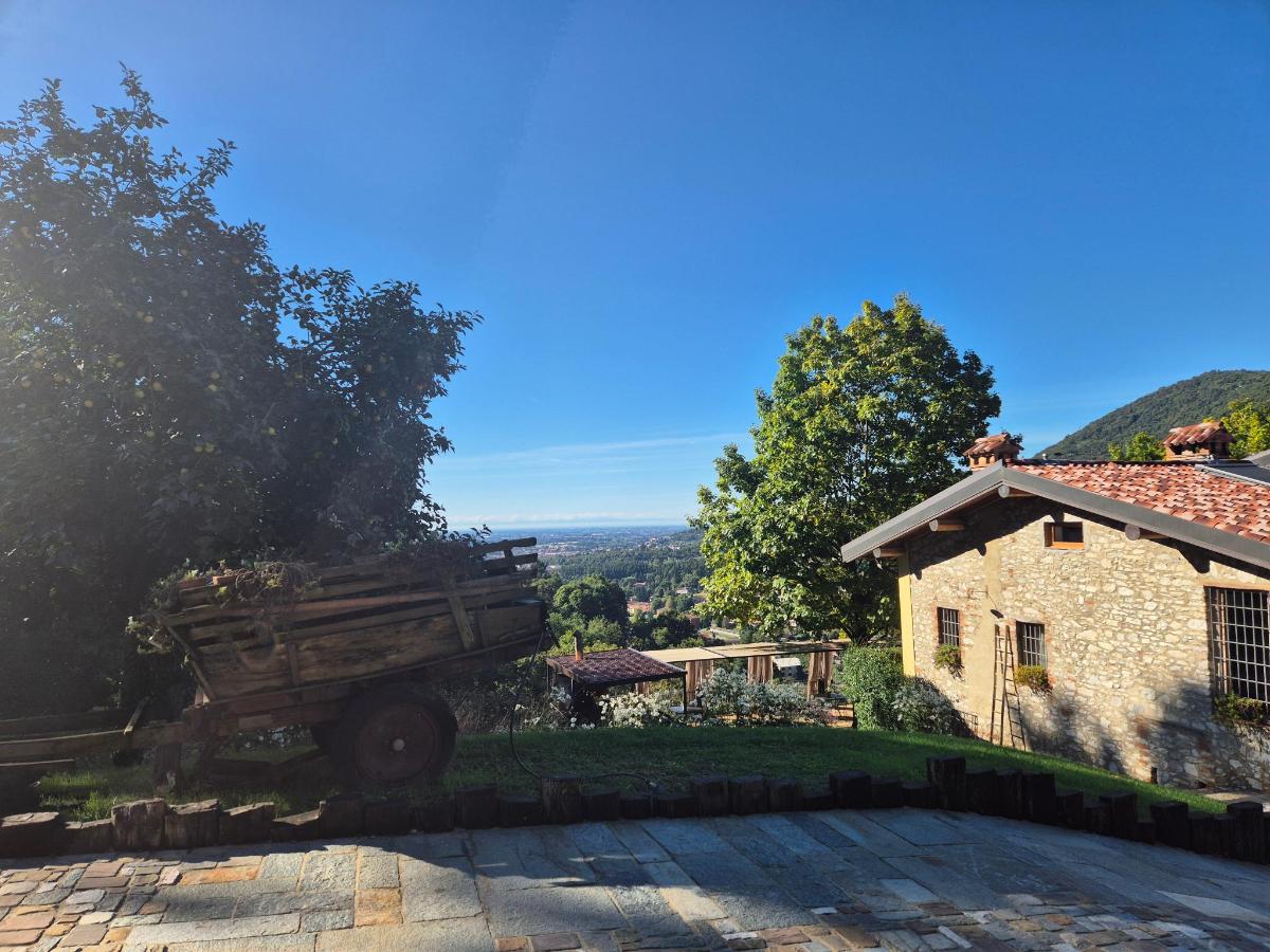 Vista generica sulle montagne o vista sulle montagne dall'interno dell'agriturismo