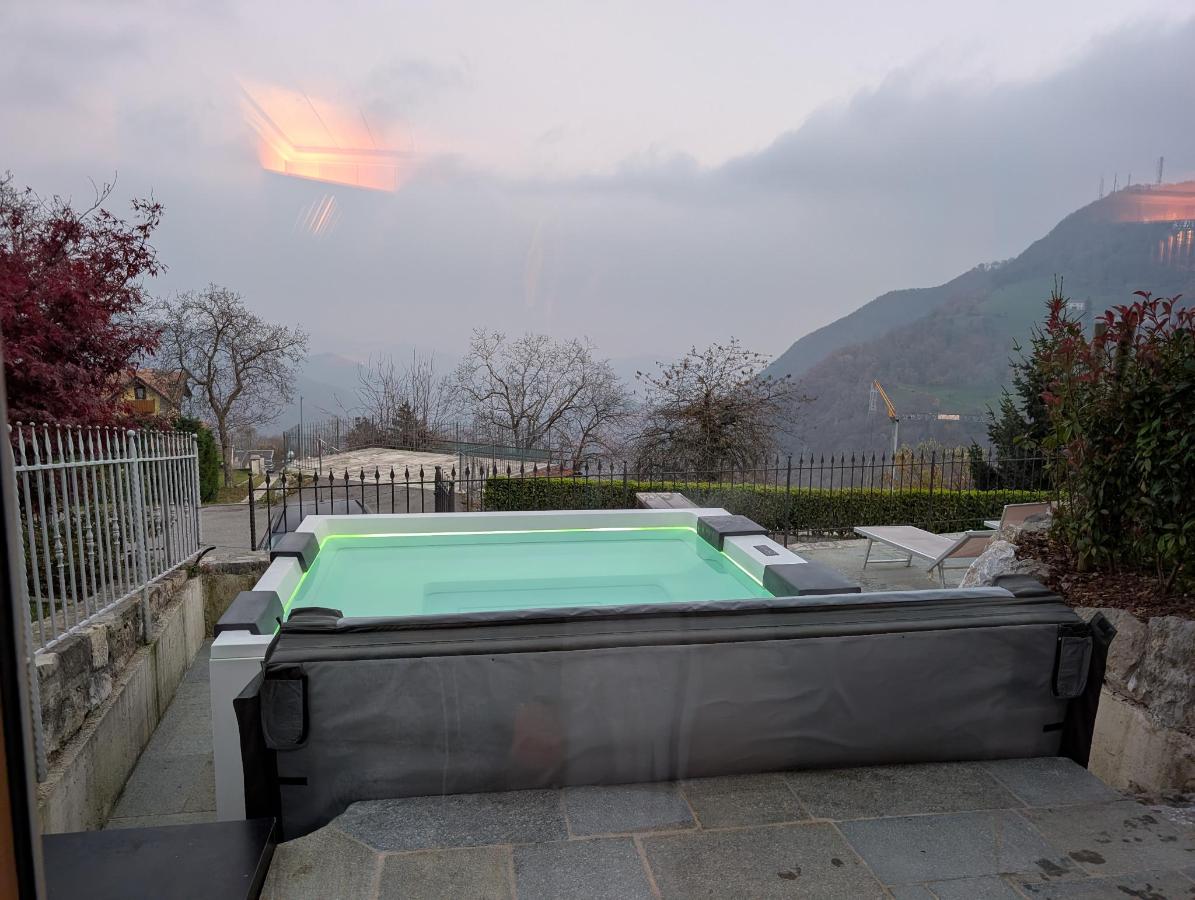 Vista generica sulle montagne o vista sulle montagne dall'interno of country house