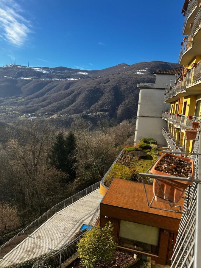 Vista generica sulle montagne o vista sulle montagne dall'interno dell'hotel