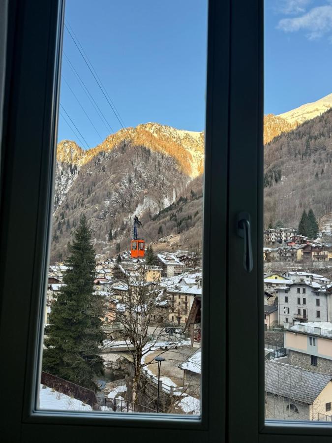 Vista generica sulle montagne o vista sulle montagne dall'interno dell'hotel