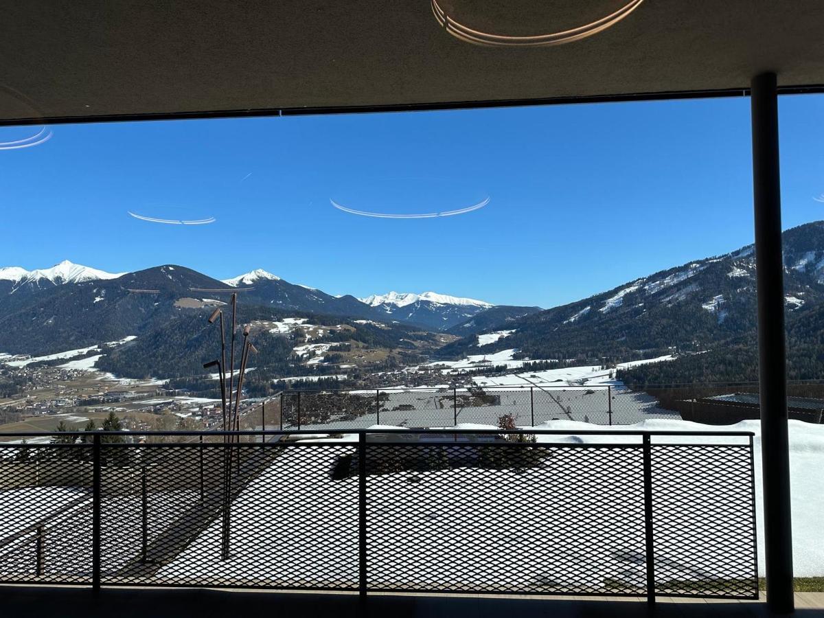 Vista generica sulle montagne o vista sulle montagne dall'interno dell'hotel