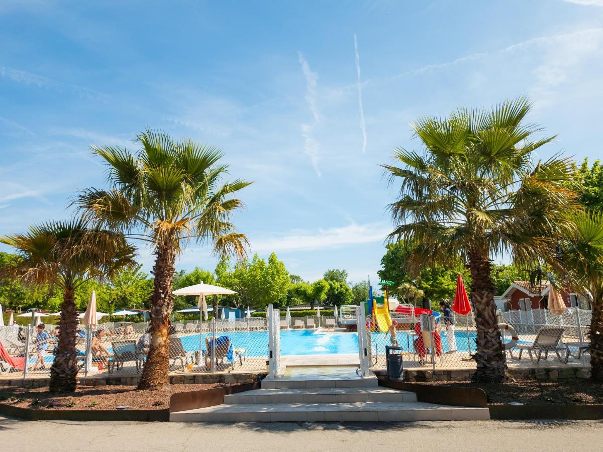 Piscina di Sereno Camping Holiday o nelle vicinanze