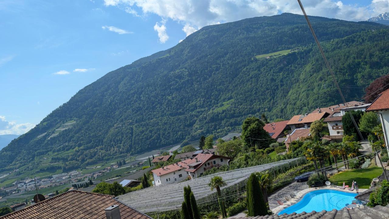 Vista generica sulle montagne o vista sulle montagne dall'interno dell'aparthotel