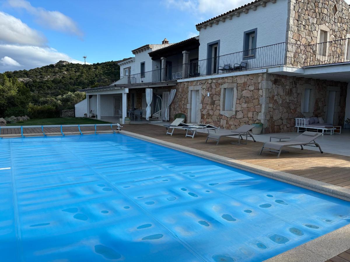 Piscina di Suite deluxe in Villa Amaca angolo di paradiso con piscina riscaldata e sauna a raggi infrarossi o nelle vicinanze