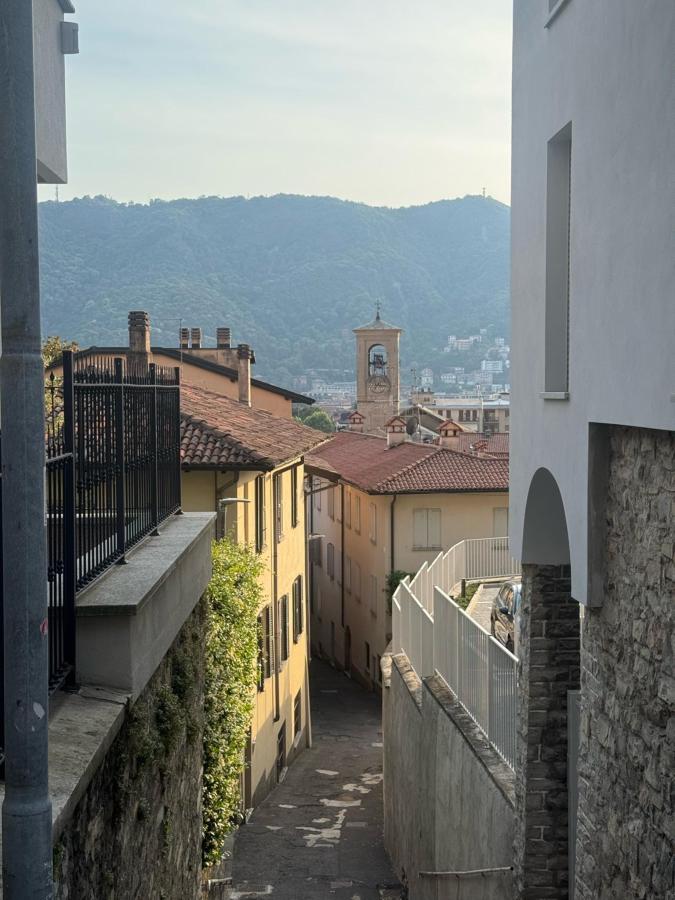 Vista generica sulle montagne o vista sulle montagne dall'interno dell'affittacamere
