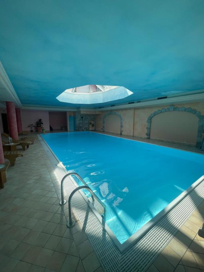Piscina di Hotel Carrara o nelle vicinanze