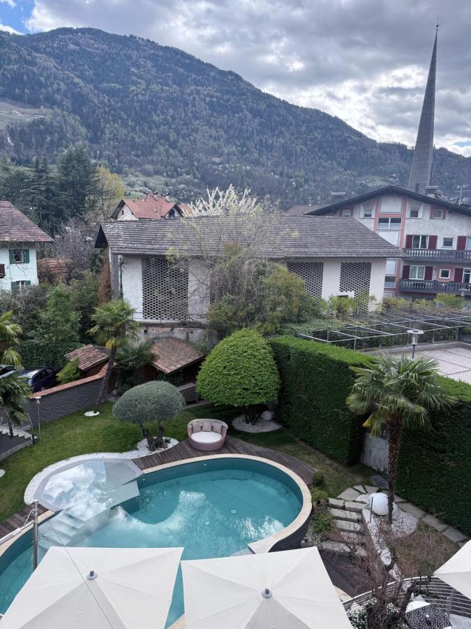 Vista generica sulle montagne o vista sulle montagne dall'interno dell'hotel