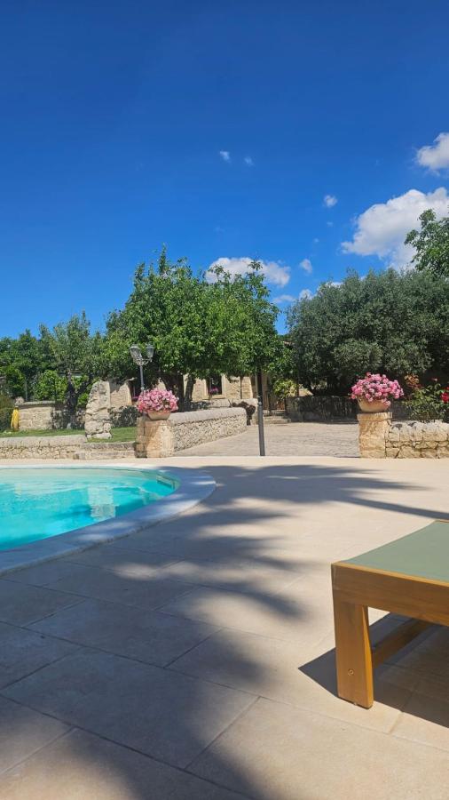 Piscina di Relais VILLA CAIA o nelle vicinanze