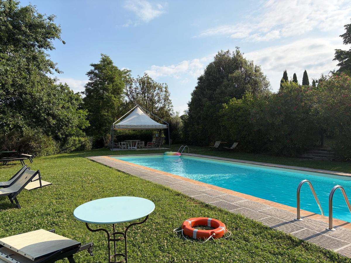 Piscina di Villa La Lodola o nelle vicinanze