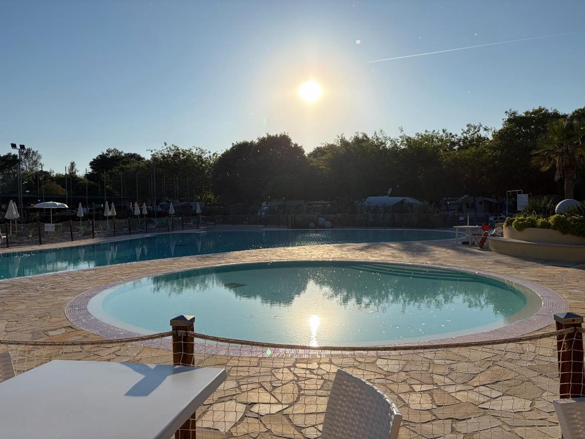 Piscina di Albatross Mobile Homes on Camping Baia Verde o nelle vicinanze