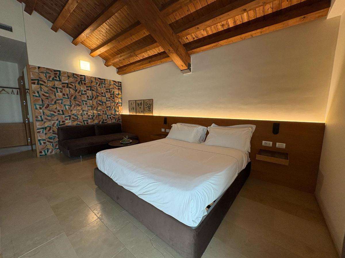 Letto o letti in una camera di Borgo Giallonardo Wine Relais