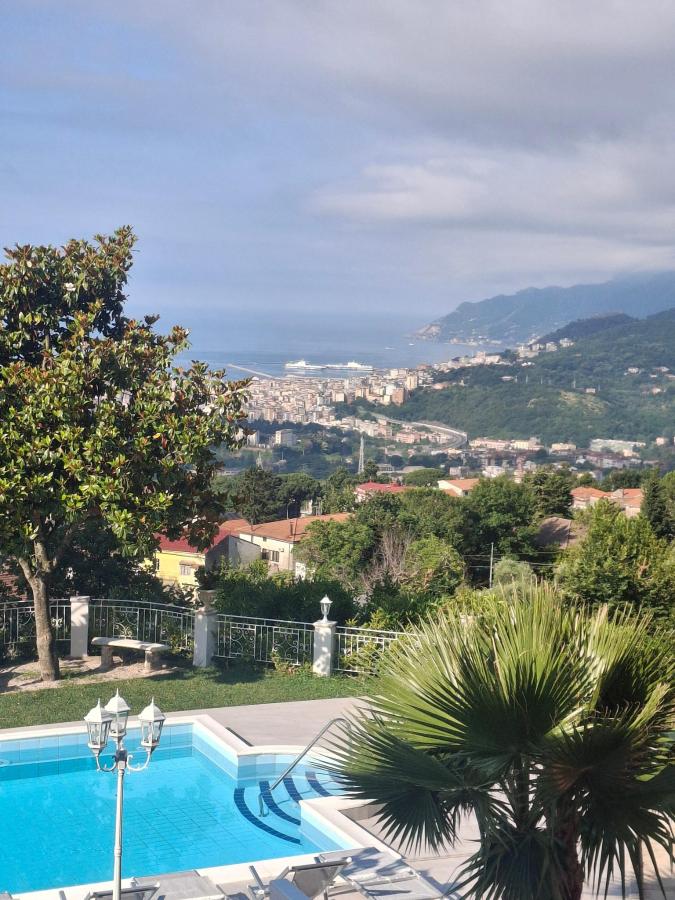 Vista generica sulle montagne o vista sulle montagne dall'interno dell'agriturismo