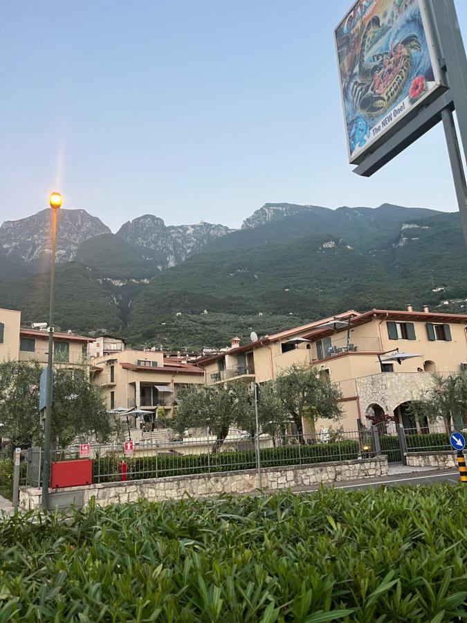 Vista generica sulle montagne o vista sulle montagne dall'interno dell'aparthotel