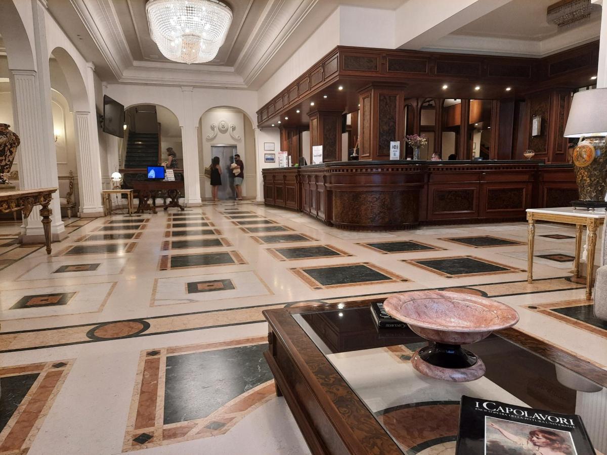 Hall o reception di Hellenia Yachting Hotel & SPA