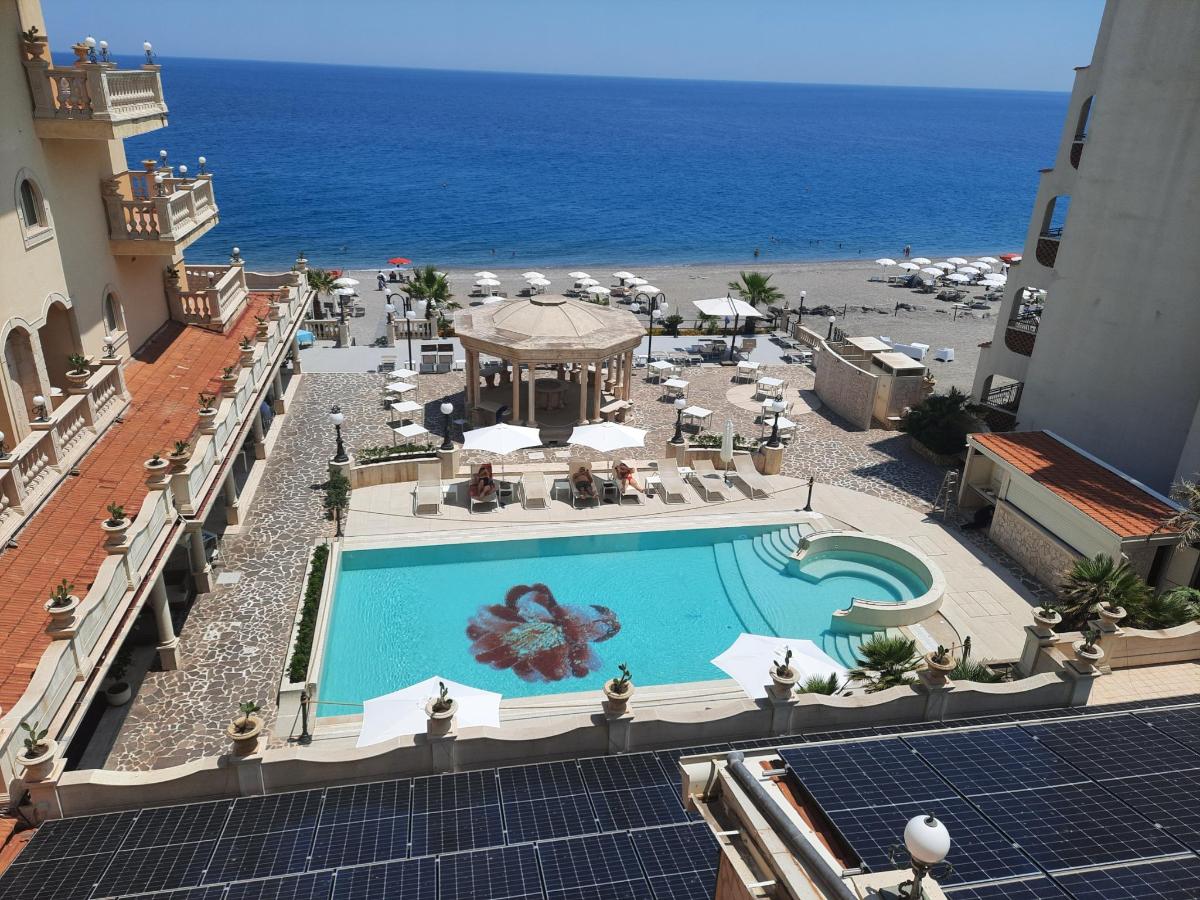 Piscina di Hellenia Yachting Hotel & SPA o nelle vicinanze