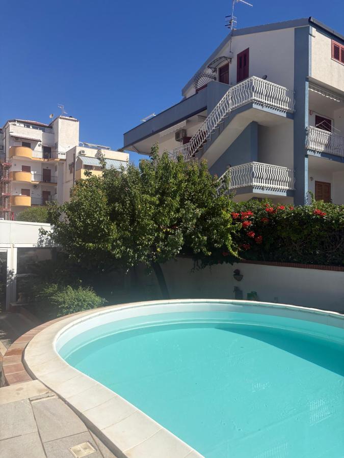 Piscina di Hotel Alexander o nelle vicinanze