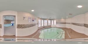 Gallery image of Orangewood Inn & Suites Kansas City Airport in Kansas City