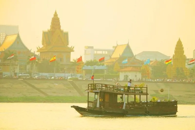 Featured tour with 42 reviews: Mekong Silk Island Cruise – Unlimited Beer, Soft Drinks & Fresh Fruit Platter