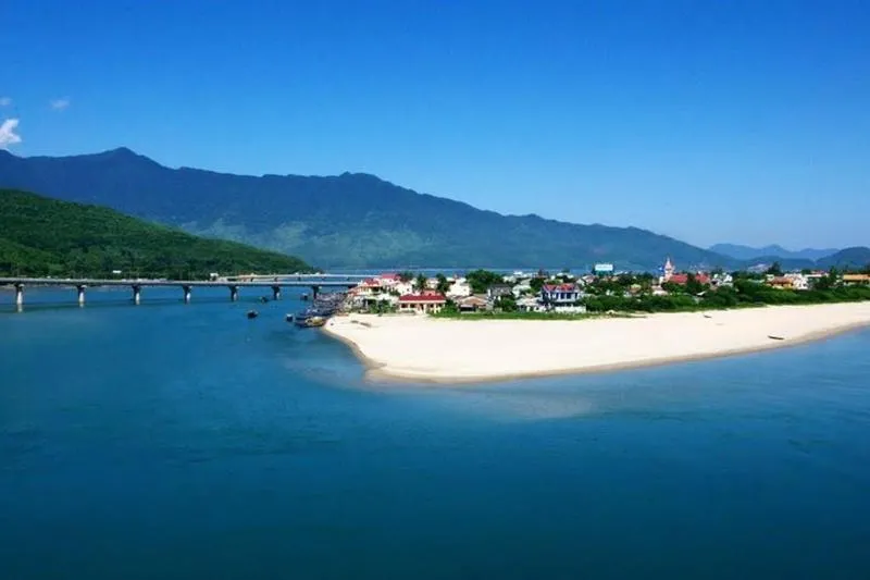 Luxury Tour: Hue to Dn/ Hoi An with Scenic Stops on the Way (or Vice Versa)