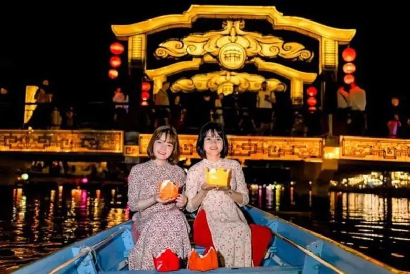 Hoai River Boat Trip by Night with Release Lantern