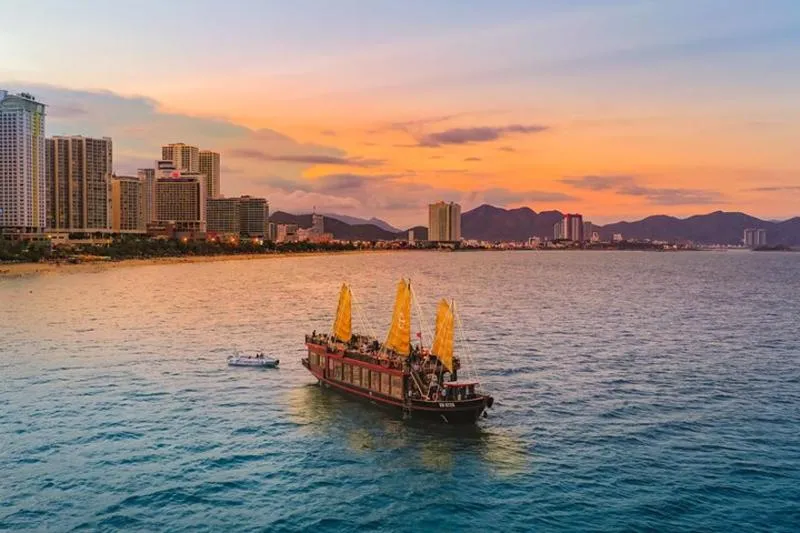 Luxury Tour: Nha Trang Sunset Cocktails and Dinner Cruise